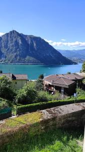 ein Haus mit Blick auf einen See und einen Berg in der Unterkunft Dana's House in Campione dʼItalia