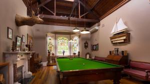 una sala de estar con una mesa de billar. en Arcoona Manor, en Deloraine