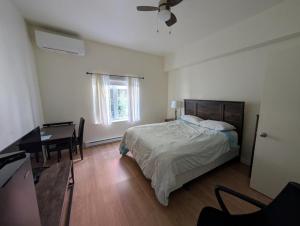una camera da letto con un letto e una scrivania di Quartier Nomade ad Amos