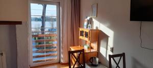 a room with a window and a table with two chairs at Spichlerz in Rydzewo