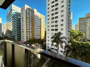 a view of a city skyline with tall buildings at Flat Executive City Jardins in São Paulo
