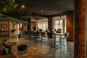 ein Restaurant mit Tischen und Stühlen in einem Raum in der Unterkunft Hotel Twenty-Three Amsterdam Airport in Hoofddorp