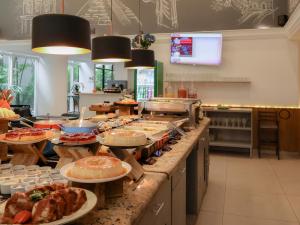 a kitchen with many plates of food on a counter at Flat Executive City Jardins in São Paulo