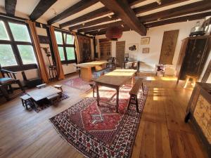 a living room with a table and a rug at Lekker Slaap in Parthenay +8 photos