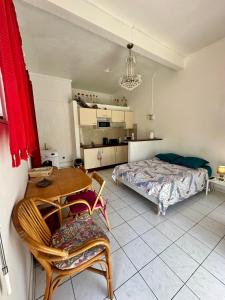 a bedroom with a bed and a table and chairs at Studio Café & Studio Cacao in Îlet à Christophe