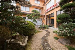 a walkway in front of a building at Yuzennoyado Toukai in Ureshino