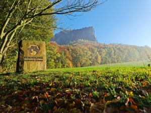 a sign for the audubon park with fall foliage at Gästezimmer Stadtmitte im EG in Bad Schandau