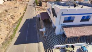 an overhead view of a house and a street at dar fatma matmata in Matmata