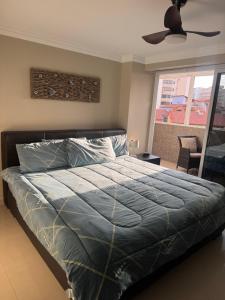 a bedroom with a bed and a ceiling fan at Apartamento Costa Azul Oasis frente CC La Vela in Porlamar +34 photos