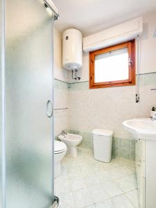 a bathroom with a toilet and a sink at Dimora Scacciapensieri a Marina di Cecina by Zoom In Earth in Marina di Cecina