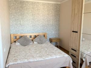 a bedroom with a bed with a floral wallpaper at Kesk Central Apartment in Valga