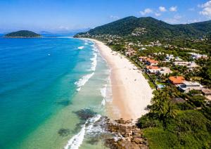 an aerial view of a beach with houses and the ocean at Nova Perola de Guaruja in Guarujá