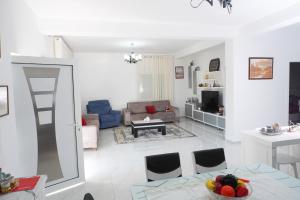 a living room with a couch and a table at Vila Kabashi in Korçë
