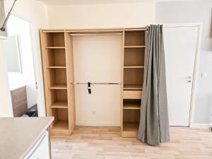 a kitchen with a closet with a refrigerator at Studio tout équipé calme et lumineux Roubaix in Roubaix