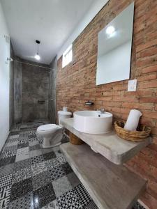 ein Badezimmer mit Waschbecken, Toilette und Spiegel in der Unterkunft Hotel Punta Cometa Tecolutla in Tecolutla + 25 Fotos
