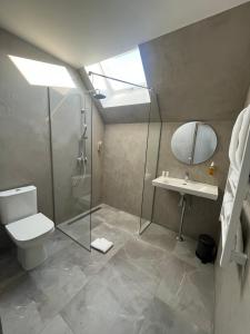 ein Badezimmer mit Dusche, Toilette und Waschbecken in der Unterkunft Hotel Melturi in Melturi