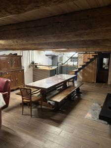 a dining room with a table and a kitchen at Grange aménagée in Campan