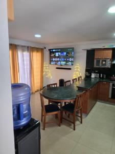 a kitchen and dining room with a table and chairs at Casa tua in La Loma