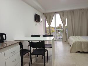 a kitchen and dining room with a table and chairs at Frente a Termas in Federación +24 photos