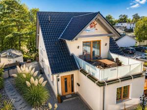 an aerial view of a house with a blue roof at Kapitänshaus Sellin mit Sauna und Kamin in Ostseebad Sellin