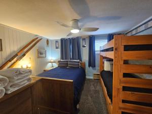 a bedroom with a bed and two bunk beds at Powderidge 42 2 Br: Sleeps 10 in Snowshoe