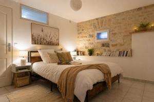 a bedroom with a large bed in a room at Le Michelet - Loft Cosy avec soirée cinéma Proche Vincennes in Montreuil