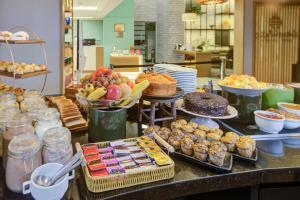 a buffet filled with lots of different types of food at Comfort Ibirapuera in São Paulo