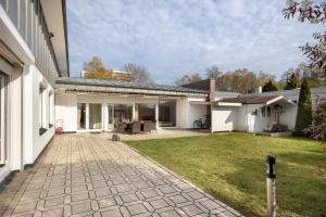 an external view of a house with a yard at Ferienhaus an der Luhe 150 M² in Winsen