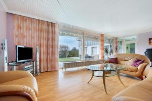 a living room with a couch and a table at Ferienhaus an der Luhe 150 M² in Winsen