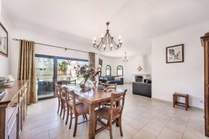 a kitchen and dining room with a table and chairs at Villa Vivienda Jade in Galé