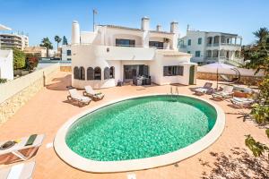 a swimming pool in front of a house at Villa Vivienda Jade in Galé