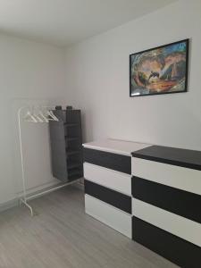 a room with a desk and a painting on the wall at Ferienwohnung Egbert in Weißwasser