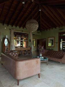 a living room with a couch and a table at La Laguna in Saboga