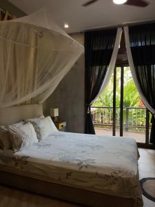 a bedroom with a bed with a canopy at La Laguna in Saboga
