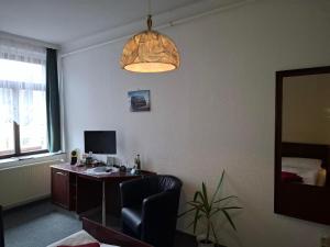 an office with a desk with a computer and a chair at Weißes Roß Crossen in Ahlendorf