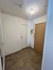 an empty room with a closet and a door at Ancrage home in Montargis