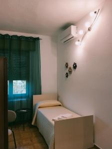 ein Schlafzimmer mit einem Bett und einem grünen Vorhang in der Unterkunft Armoniasdecanna in Monastir