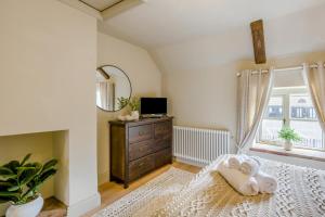 a bedroom with a bed with two towels on it at 1 Bed in Holt oc-p34797 in Holt