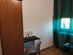 ein Zimmer mit einem Schreibtisch, einem Stuhl und einem Fenster in der Unterkunft Armoniasdecanna in Monastir + 10 Fotos