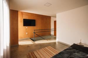 a room with a flat screen tv on a wall at Hotel 1948 in Holambra