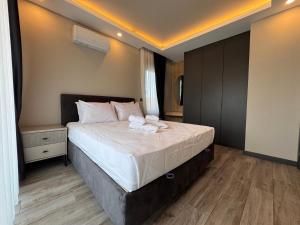 a bedroom with a bed with two towels on it at Albera Villas in Kemer