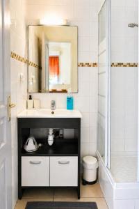 a bathroom with a sink and a shower at Studio cosy & bien équipé in Brétigny-sur-Orge