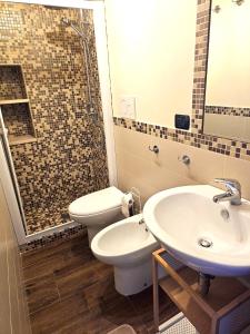 a bathroom with a toilet and a sink and a shower at Maestrale in Giovinazzo