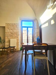 a dining room with a table and chairs and a window at Maestrale in Giovinazzo
