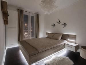 a small bedroom with a bed and a window at Appartement 2 pieces cosy proche Paris et metro wifi rapide arrivee autonome in Asnières-sur-Seine
