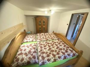 a bedroom with a bed with a flowered comforter at Chaloupka na Kalovech in Sušice