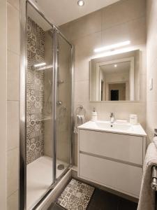 a bathroom with a shower and a sink at Appartement 2 pieces cosy proche Paris et metro wifi rapide arrivee autonome in Asnières-sur-Seine