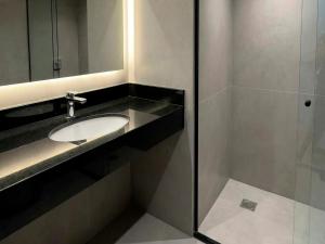 a bathroom with a sink and a shower at Viale Jardins in Foz do Iguaçu