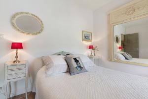 a bedroom with a bed with a mirror on the wall at Au Fil De L'eau - Chambre d'hôtes in Guipavas