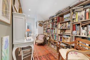 a library with book shelves filled with books at Au Fil De L'eau - Chambre d'hôtes in Guipavas